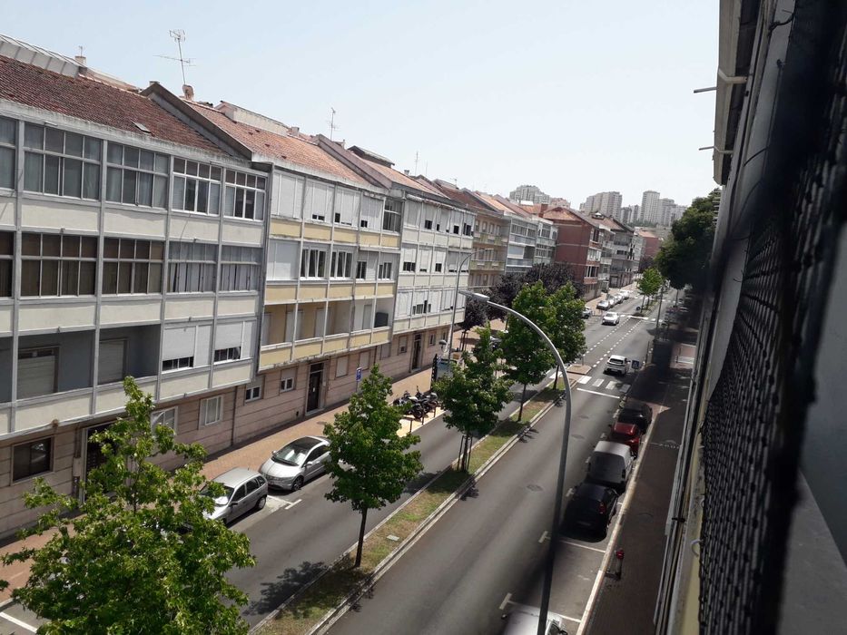 Quarto em apartamento a 4 minutos da estação Santa Cruz Damaia e a 10 do metro Reboleira