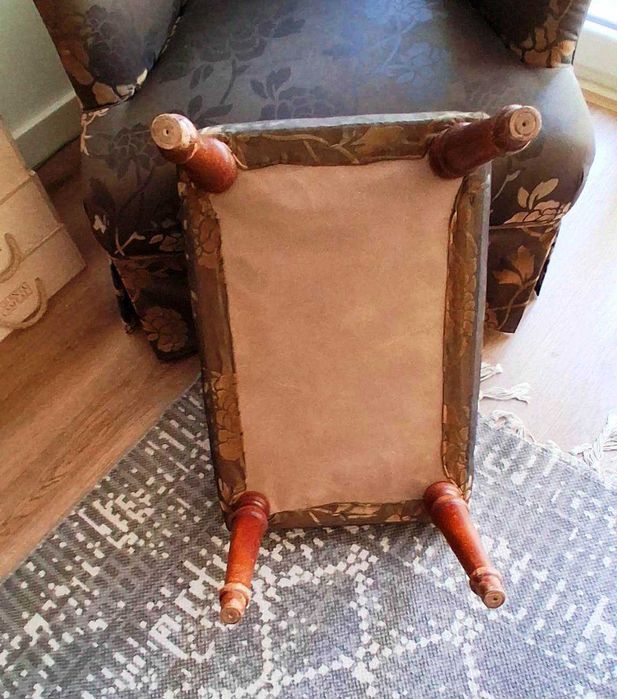 Sofá com banquinho de apoio