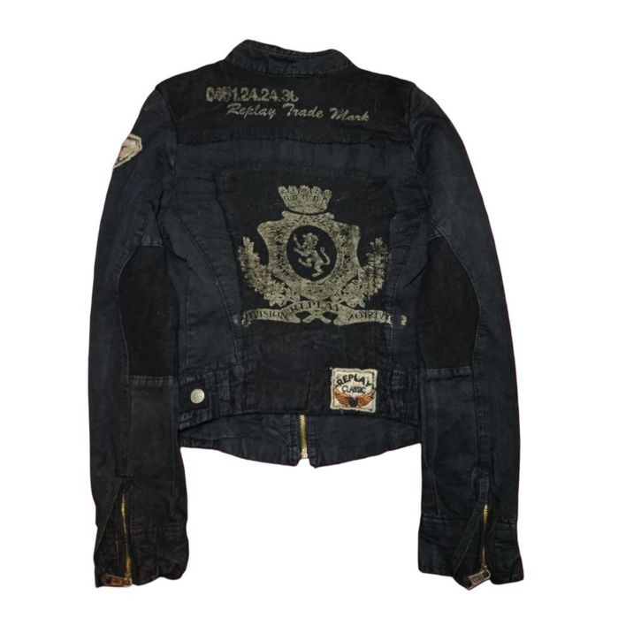 Джинсовая куртка приталенная