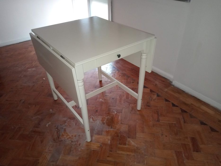 Mesa de madeira com abas