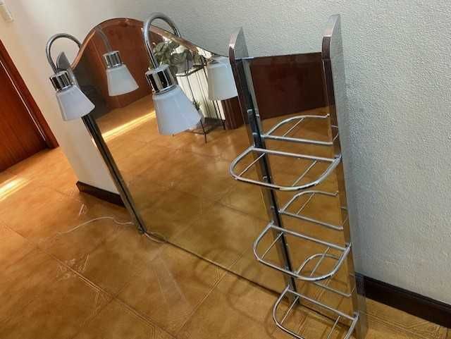 Espelho para casa de banho, em muito bom estado, com luz.