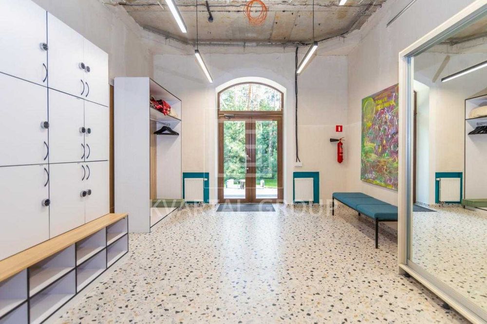 Продаж шикарного величезного будинку з власним озером