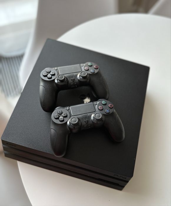 PlayStation 4 Pro 1TB + 2 pady