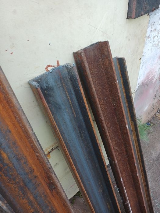 Продам куски швеллера,уголок,рельса.