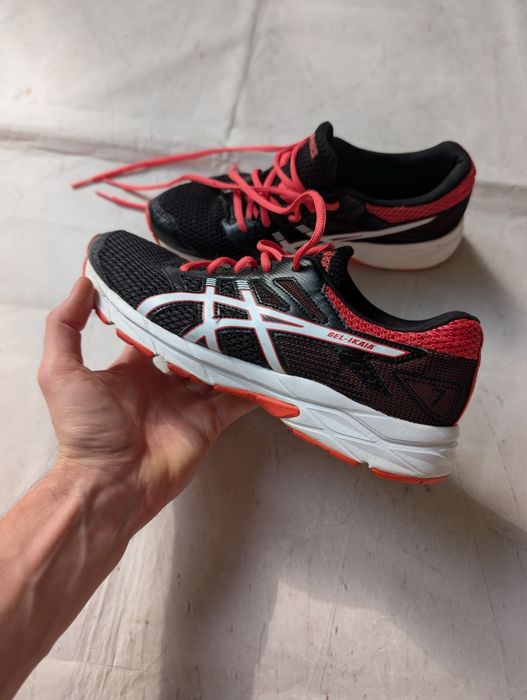 Czarne buty do biegania Asics Gel Ikaia black running shoes