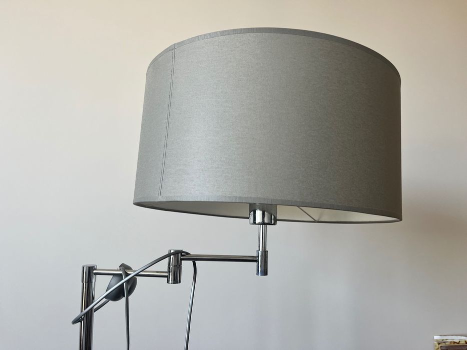 Funkcjonalna lampa stojąca z abażurem chromowana