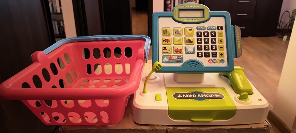 Zabawka kasa na baterie i koszyk