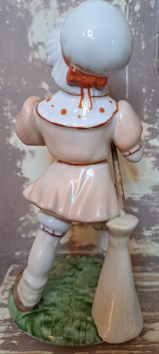 Porcelanowa figurka dziewczyna bez buta