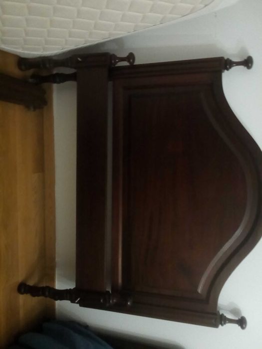 Cama de casal em madeira maciça com estrado e sem colchão