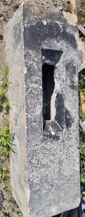 Słup oświetlamiowy z fundamentem i rozgałeznikiem