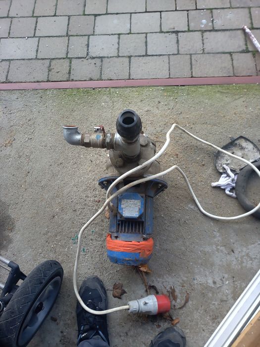 Witam Pompa do wody silnik działa