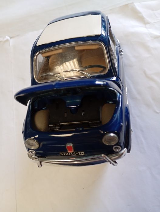 Miniatura Fiat 500 da Burago escala 1/16