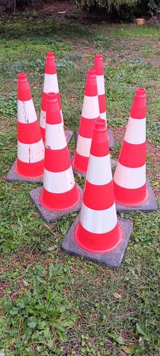 Pachołki drogowe /ostrzegawcze z ciężką podstawą  75cm. UŻYWANE