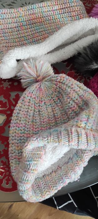 Czapki i komin dla dziewczynki.