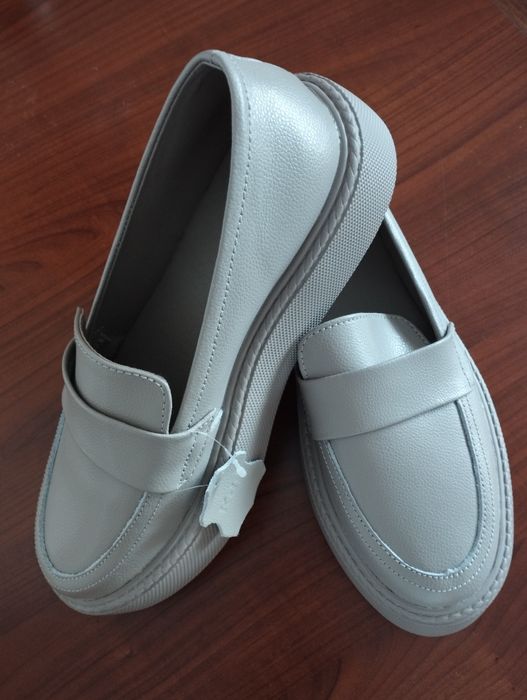 Шкіряні туфлі,новенькі,легенькі.
