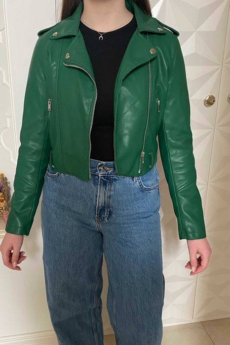 Продаю стильну куртку зеленого кольору у відмінному стані