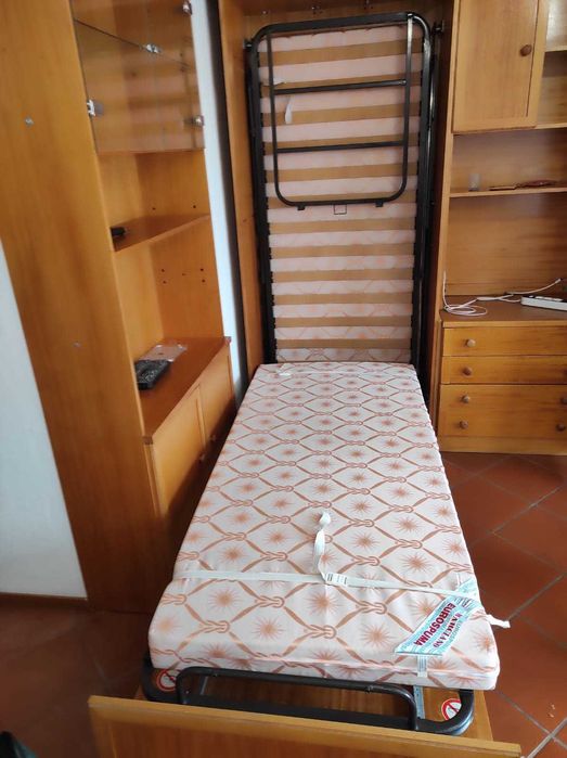 armário de quarto com duas camas embutidas beliche