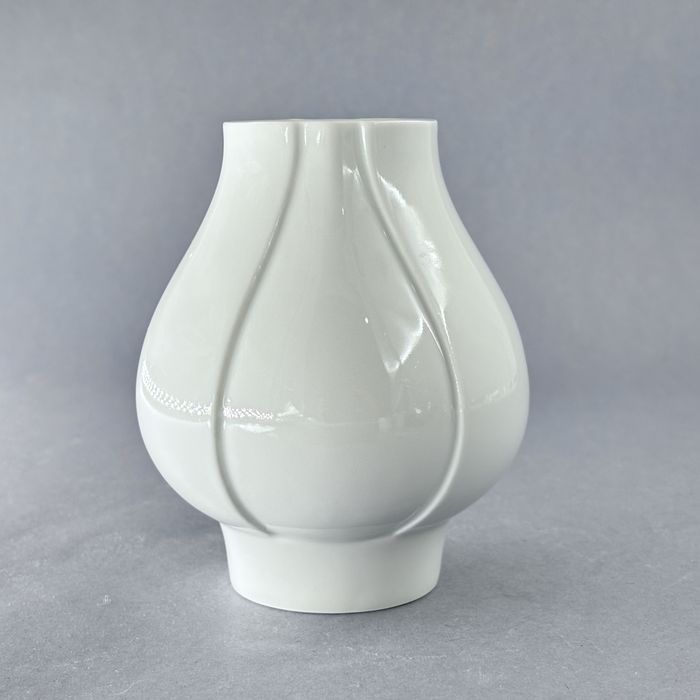 lata 70/80-te piękny designerski biały wazon porcelanowy