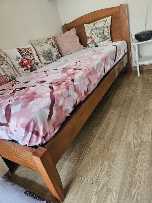 Cama de solteiro de madeira