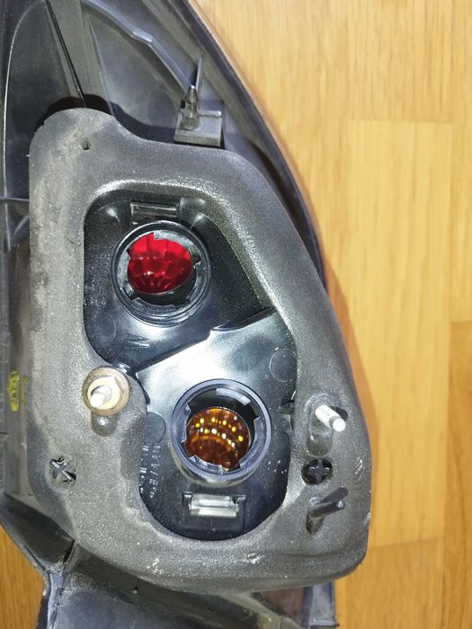 Ótica traseira esquerda Mazda 3