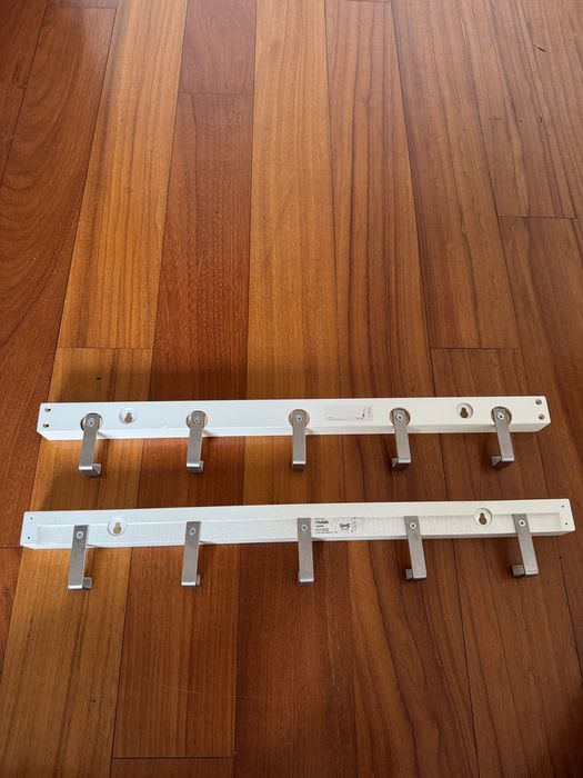 Cabides de parede tjusig do ikea e prateleira de parede Riba