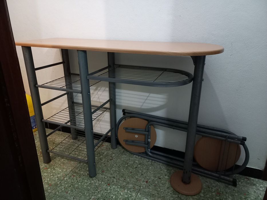 Mesa e 2 bancos usado em bom estado