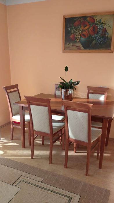 Stół , 6 krzeseł, witryna, komoda