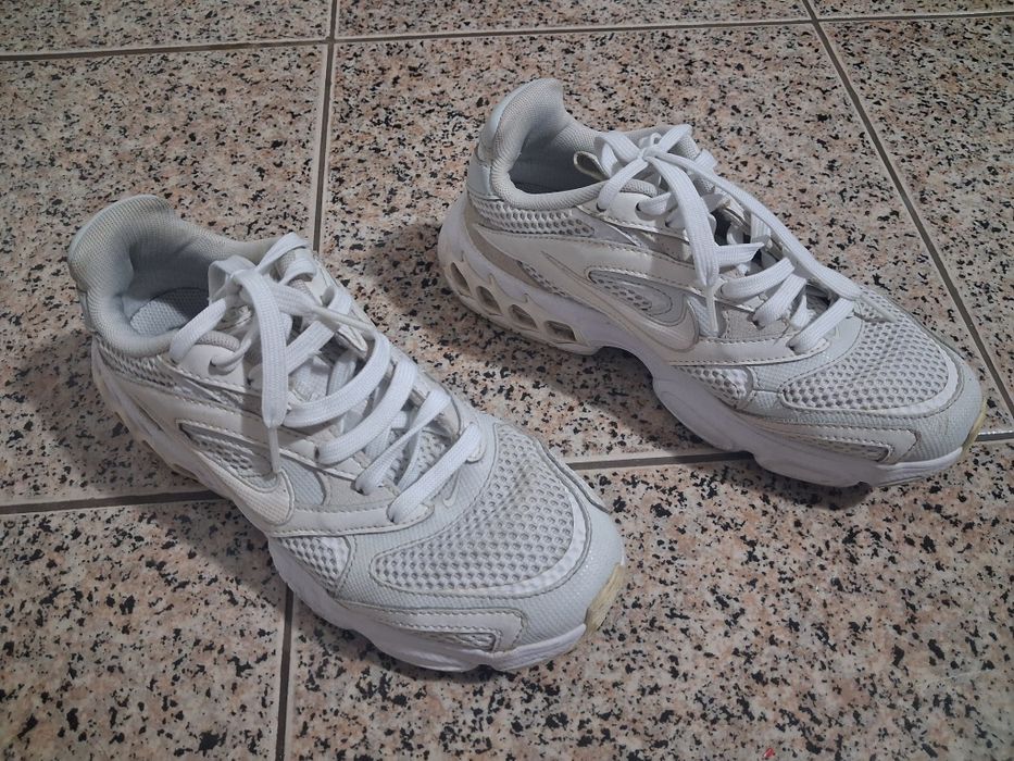 Tenis Nike brancos de mulher