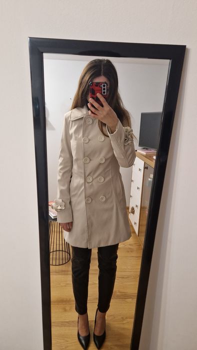 Elegancki wiosenny damski płaszcz trencz