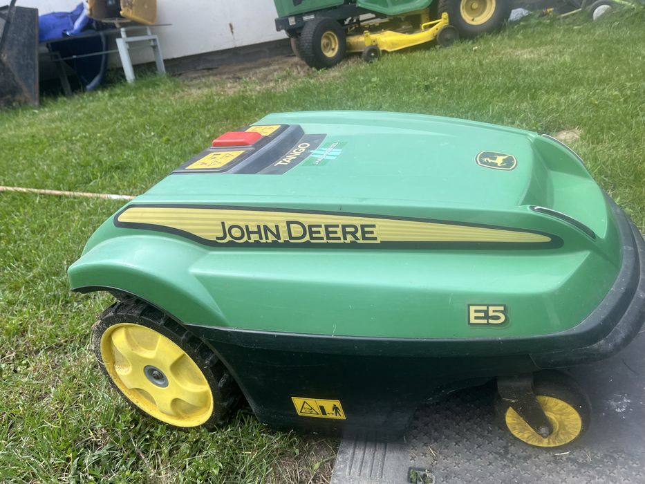 Tango e5 john deere robot