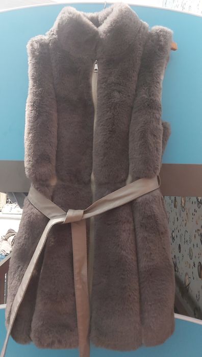 Kamizelka z futerka z skórzanym paskiem