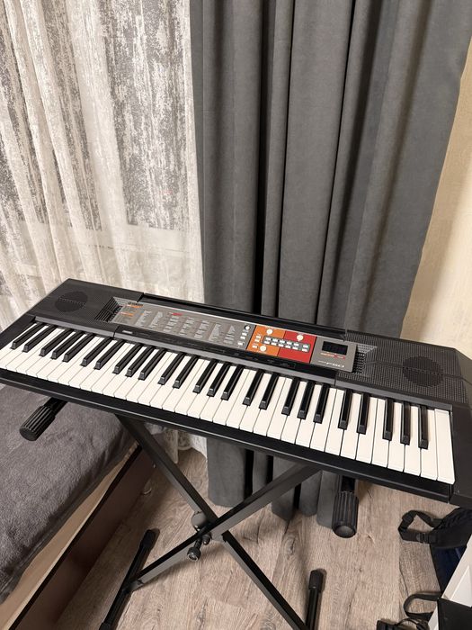 Продам синтезатор Yamaha PSR-F50