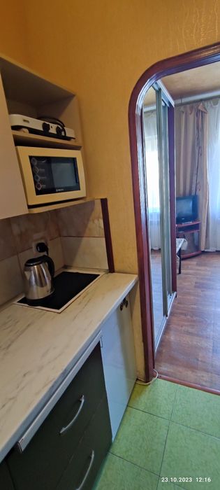 Посуточно,подобово 1к біля метро,парковка, автовокзал