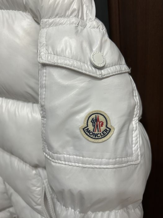 біла куртка монклер зимня