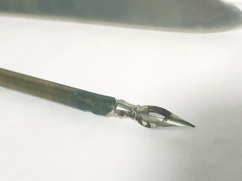 Antigo abre cartas brasonado e antigo aparo