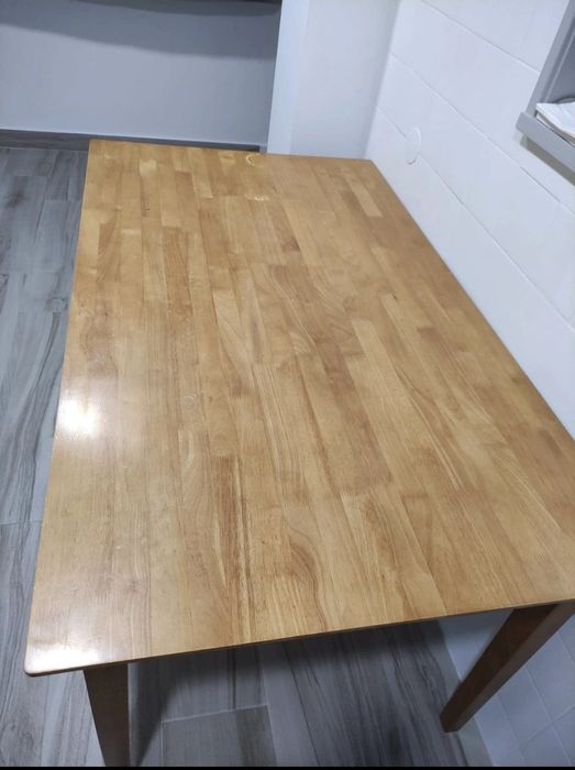 Mesa de jantar castanha