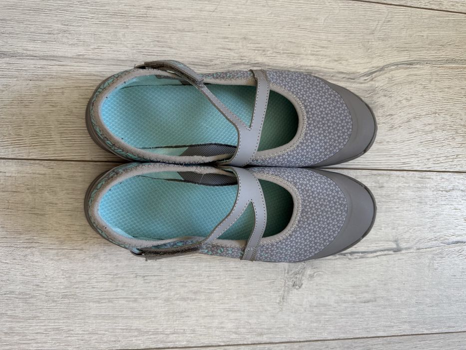 Sapatos cinza novos