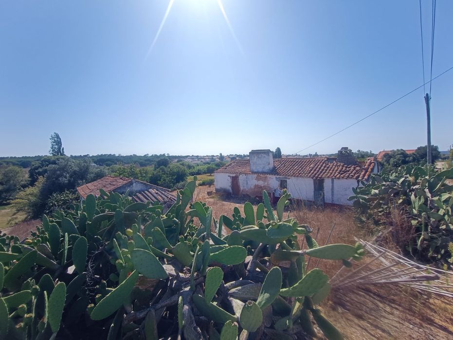 Terreno com 2 casas em Ruína — Santo André, Setúbal