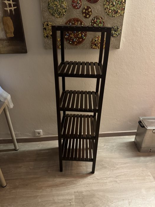 Prateleira em tons castanho escuro