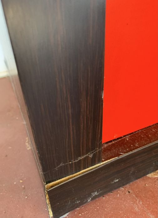 Estante de sala com prateleiras e 3 pequenos armarios.