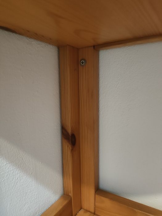 Narożny regał sosnowy