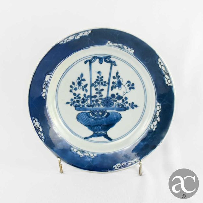 Prato Porcelana da China, decorado com jarra de flores, período Kangxi