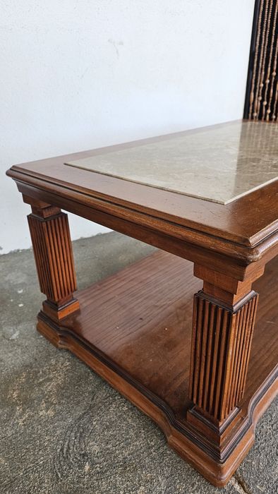Mesa de Centro com pedra mármore.