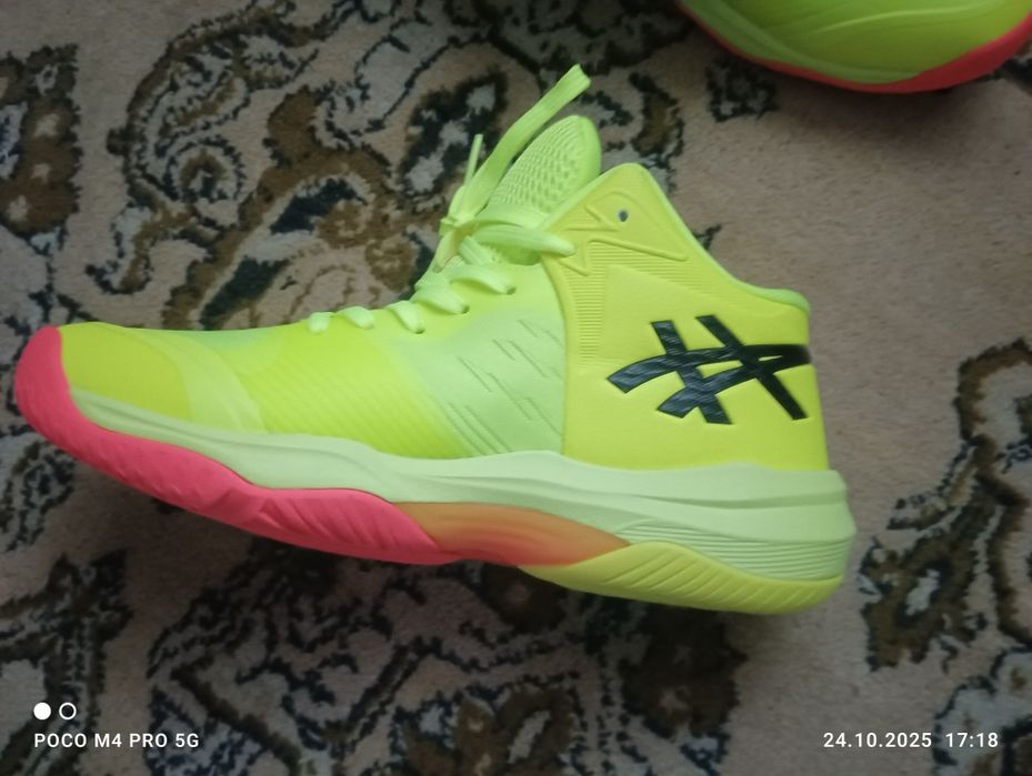 Волейбольні кросівки asics