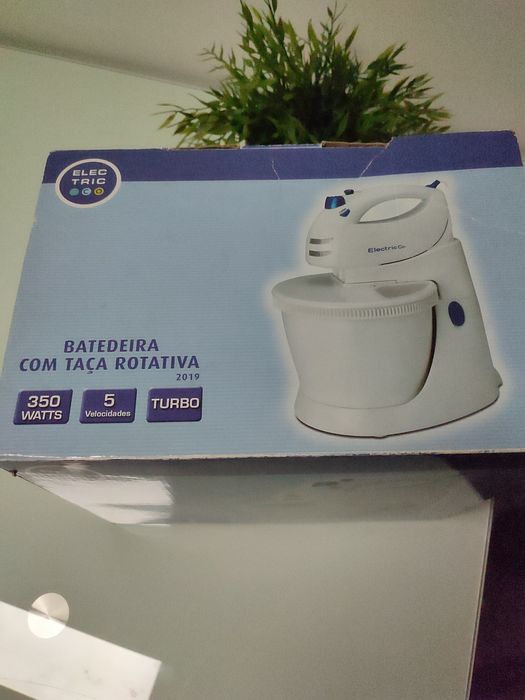 Batedeira elétrica com taça