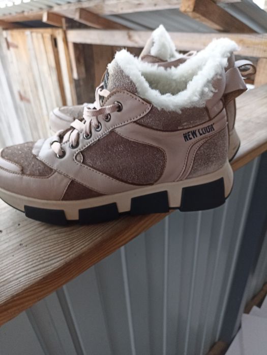 Ботінки зимові . Теплі . Зручні.