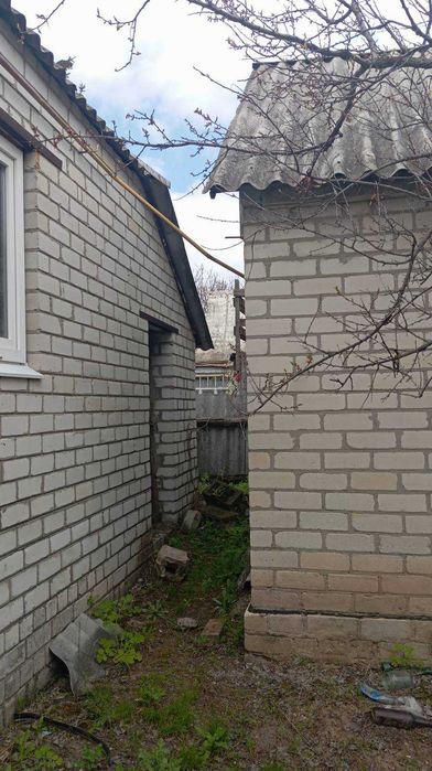 продам кирпичный дом в сел.Лизогубовка 45м2,участок 25соток,летняя кухня 56м2