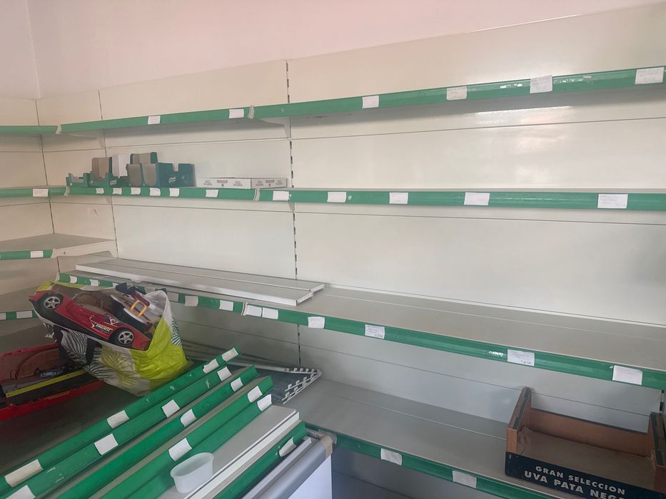 Estantes com Prateleiras de mini mercado