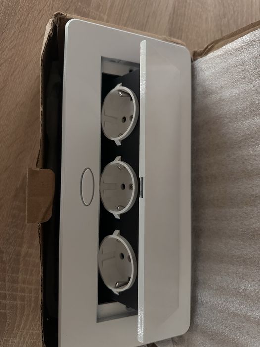 Gniazdo potrojne do montazu w szafce blat