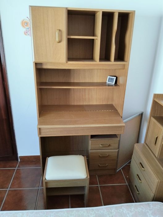 Mobília de Quarto (Cama + escrivaninha + banco + mesas de cabeceira)